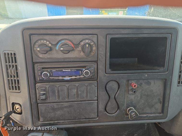 image for item EC3453 2002 International  4300 flatbed truck