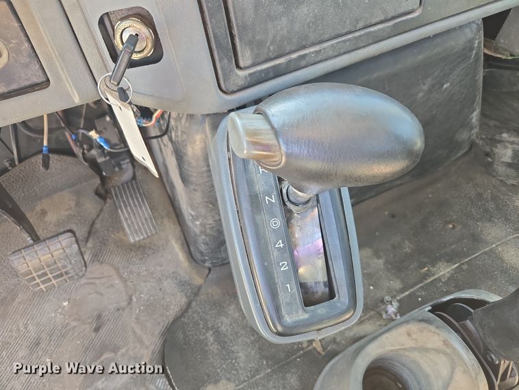 image for item EC3453 2002 International  4300 flatbed truck