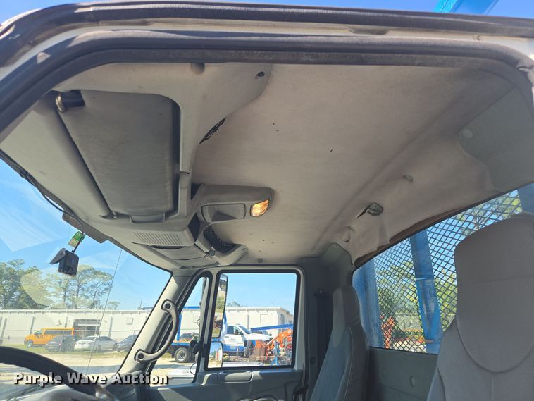 image for item EC3453 2002 International  4300 flatbed truck