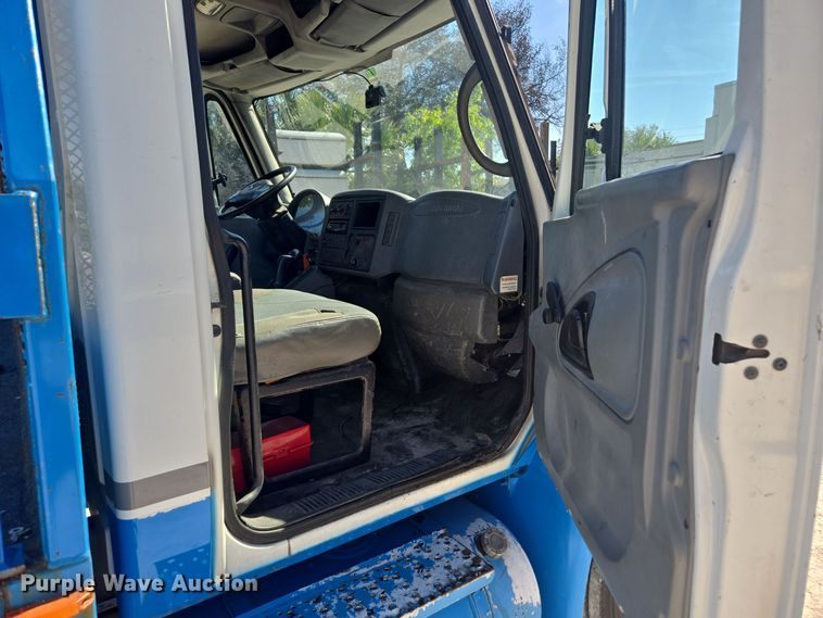 image for item EC3453 2002 International  4300 flatbed truck