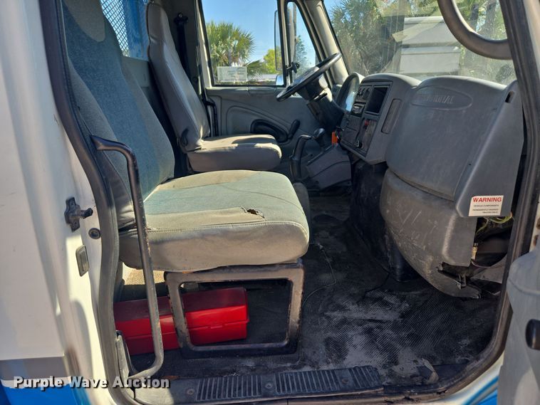 image for item EC3453 2002 International  4300 flatbed truck