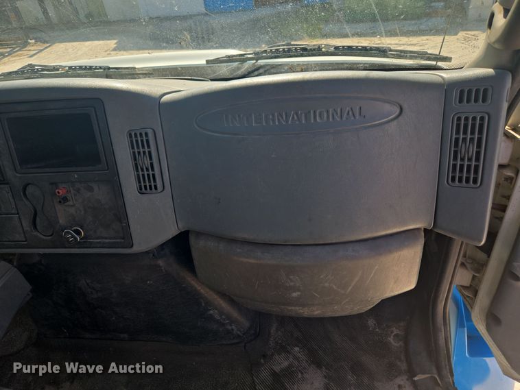 image for item EC3453 2002 International  4300 flatbed truck