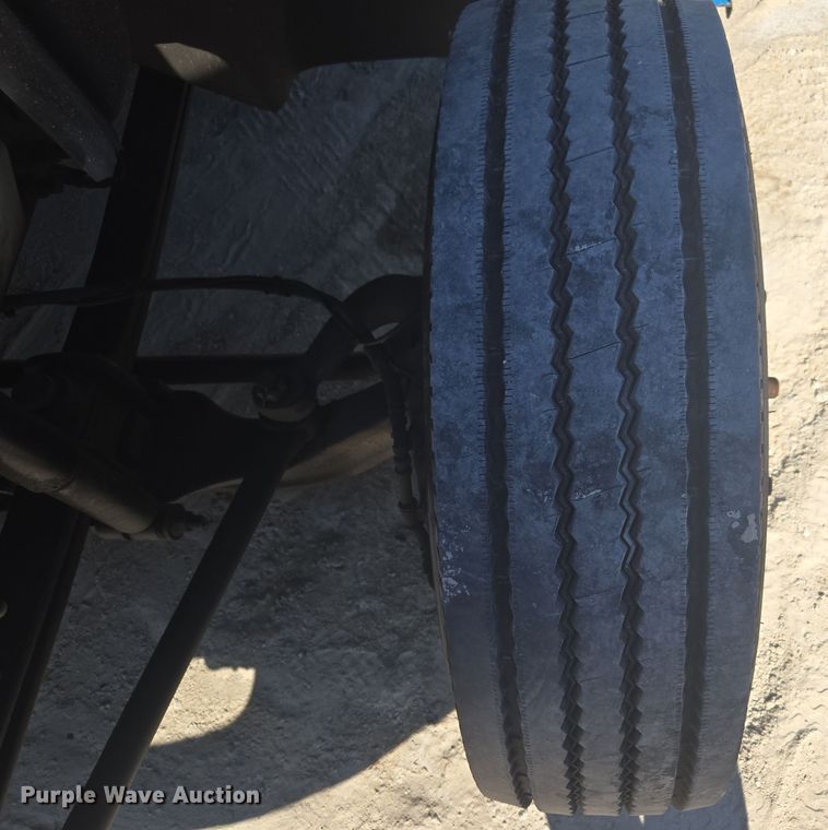 image for item EC3453 2002 International  4300 flatbed truck