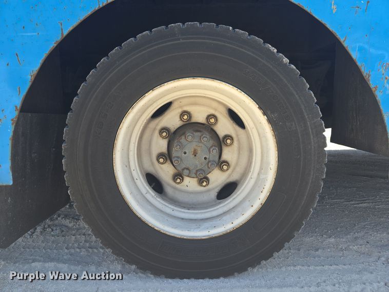 image for item EC3453 2002 International  4300 flatbed truck