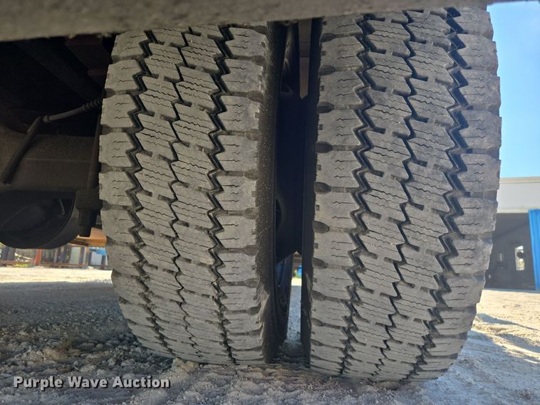 image for item EC3453 2002 International  4300 flatbed truck