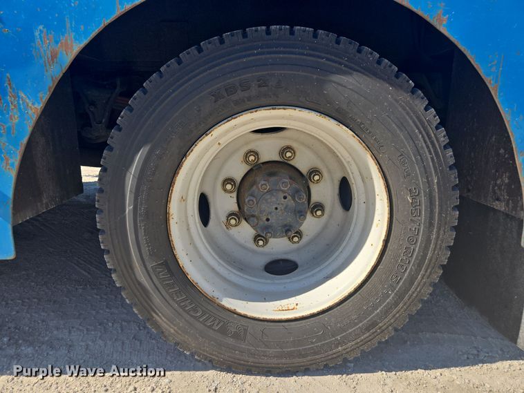 image for item EC3453 2002 International  4300 flatbed truck