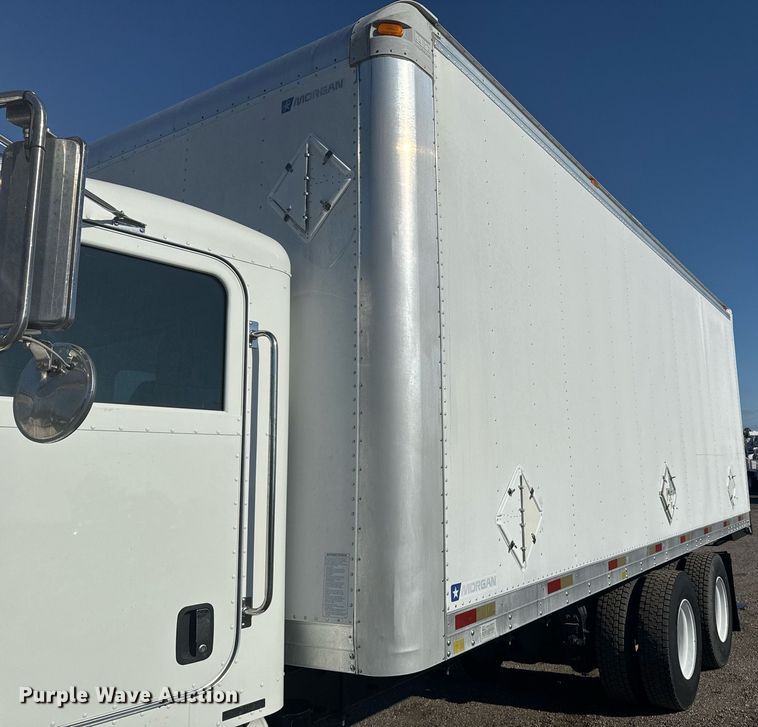 image for item EG2229 2006 Peterbilt 335 box truck