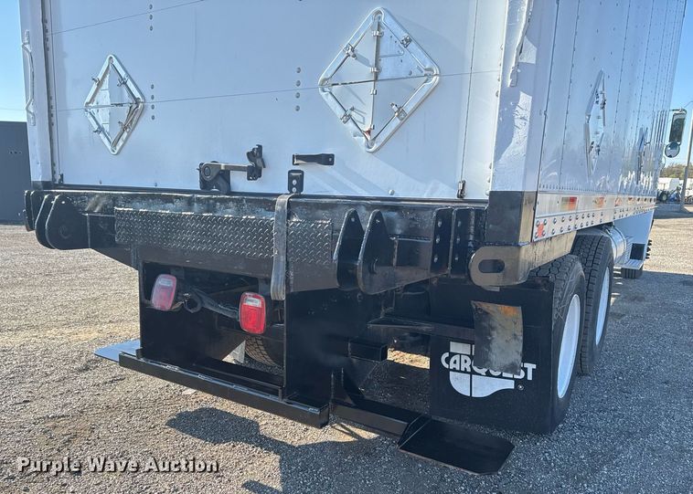 image for item EG2229 2006 Peterbilt 335 box truck