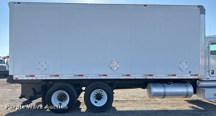 image for item EG2229 2006 Peterbilt 335 box truck