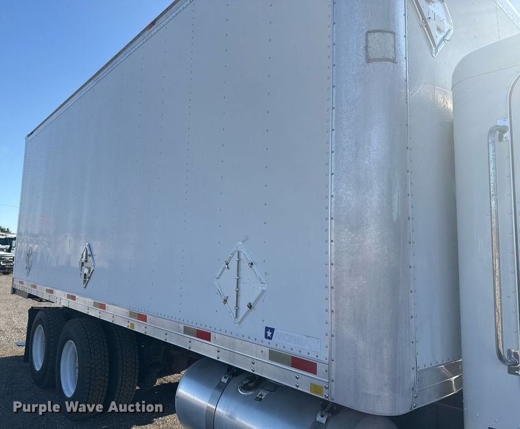 image for item EG2229 2006 Peterbilt 335 box truck