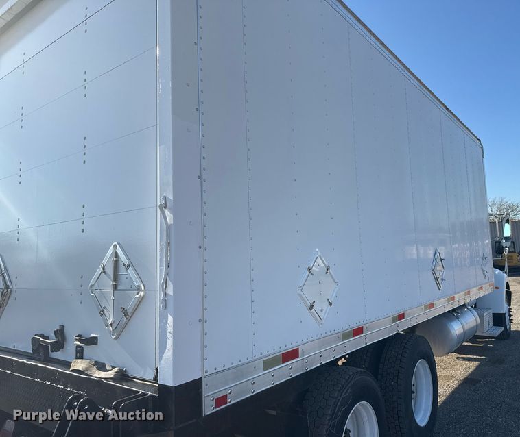 image for item EG2229 2006 Peterbilt 335 box truck