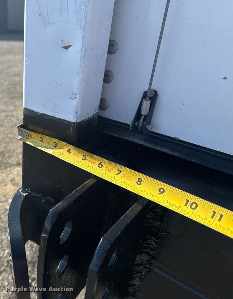 image for item EG2229 2006 Peterbilt 335 box truck