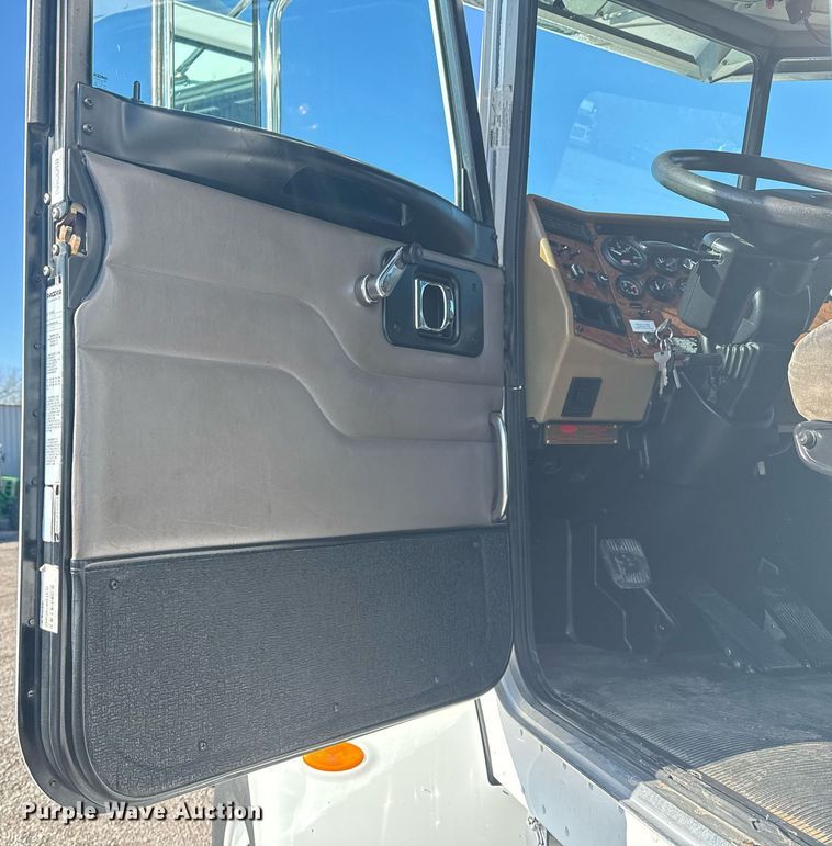 image for item EG2229 2006 Peterbilt 335 box truck