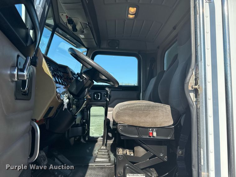 image for item EG2229 2006 Peterbilt 335 box truck