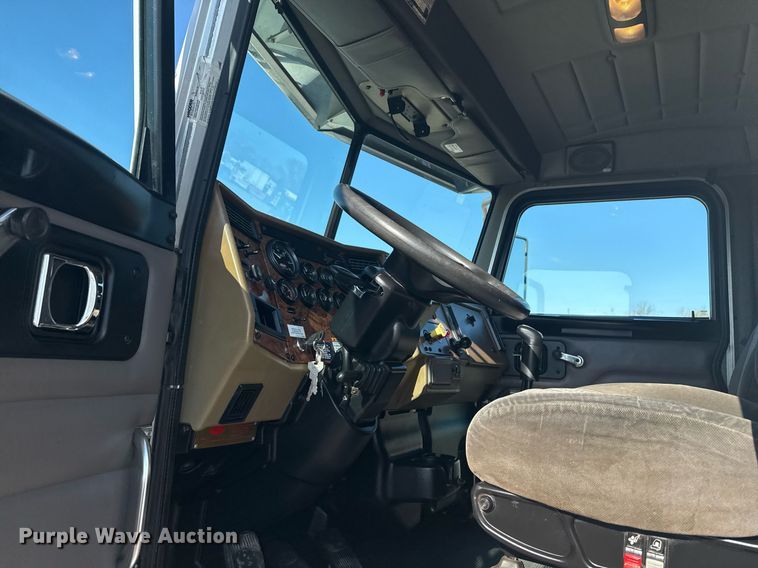 image for item EG2229 2006 Peterbilt 335 box truck