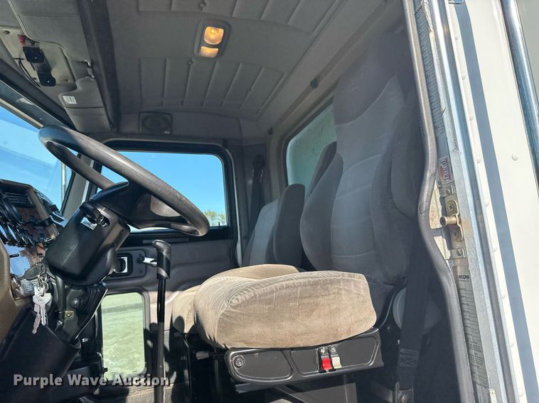 image for item EG2229 2006 Peterbilt 335 box truck