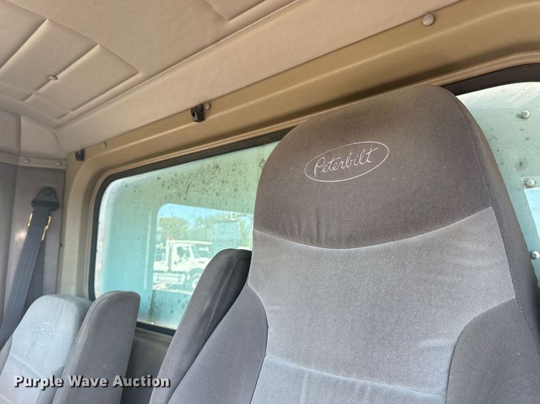 image for item EG2229 2006 Peterbilt 335 box truck