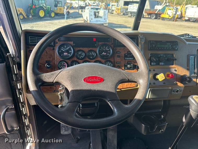 image for item EG2229 2006 Peterbilt 335 box truck