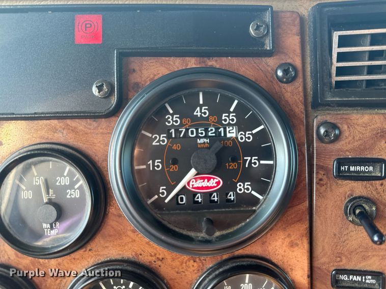 image for item EG2229 2006 Peterbilt 335 box truck