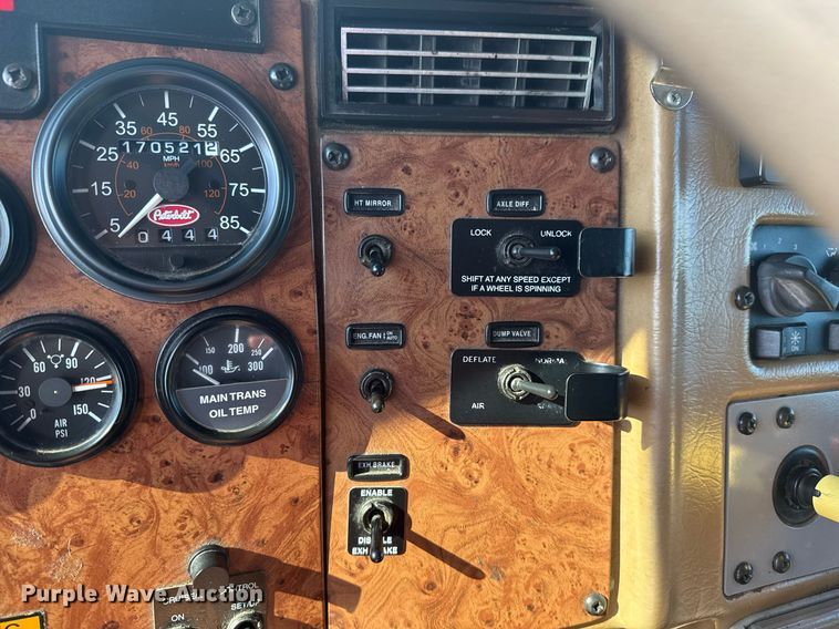 image for item EG2229 2006 Peterbilt 335 box truck