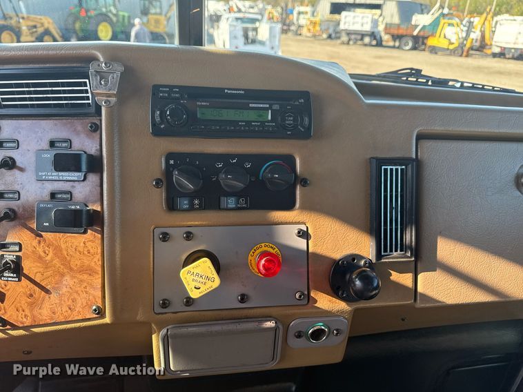 image for item EG2229 2006 Peterbilt 335 box truck