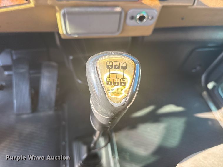 image for item EG2229 2006 Peterbilt 335 box truck