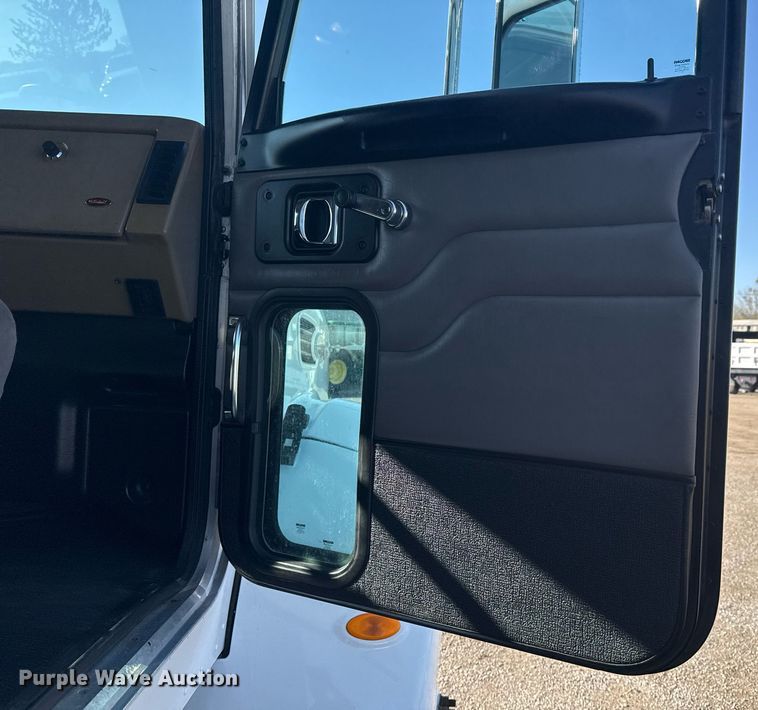 image for item EG2229 2006 Peterbilt 335 box truck