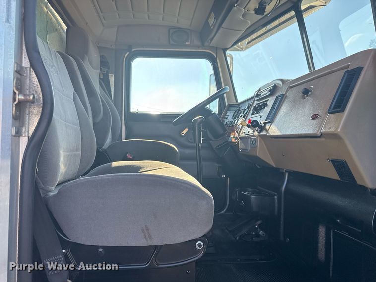 image for item EG2229 2006 Peterbilt 335 box truck