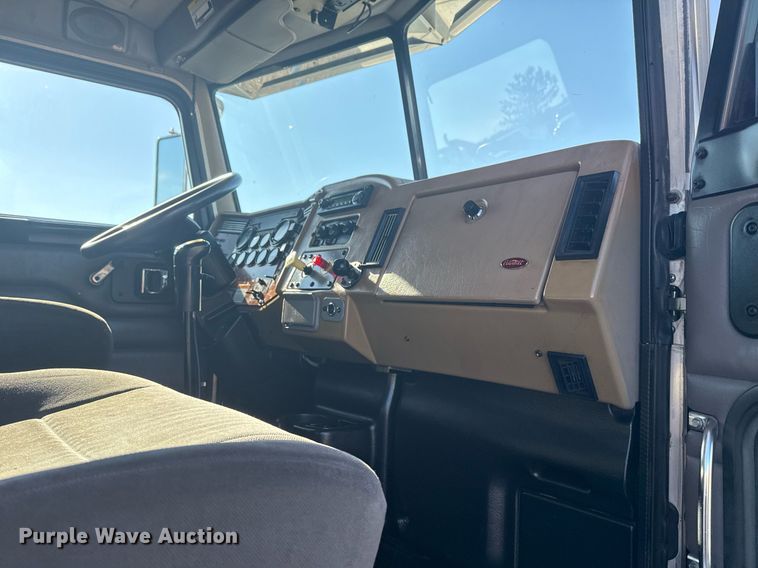 image for item EG2229 2006 Peterbilt 335 box truck