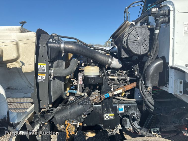 image for item EG2229 2006 Peterbilt 335 box truck