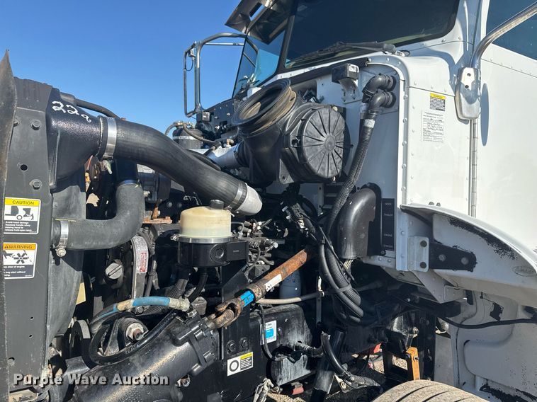 image for item EG2229 2006 Peterbilt 335 box truck