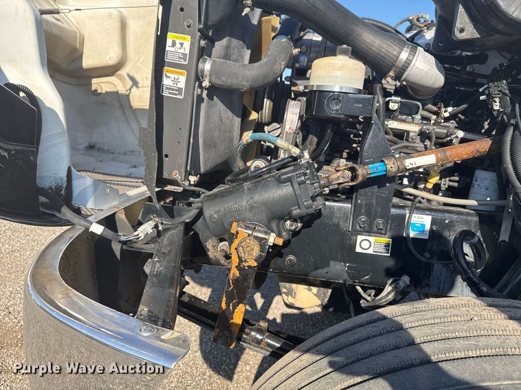 image for item EG2229 2006 Peterbilt 335 box truck