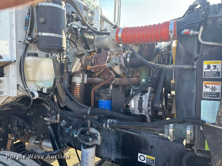 image for item EG2229 2006 Peterbilt 335 box truck