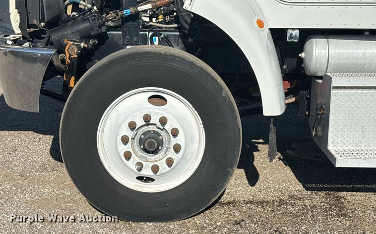 image for item EG2229 2006 Peterbilt 335 box truck