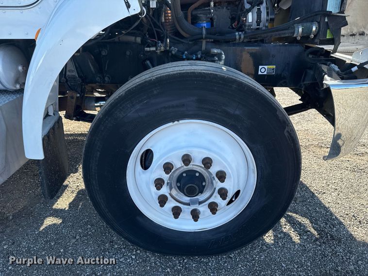 image for item EG2229 2006 Peterbilt 335 box truck