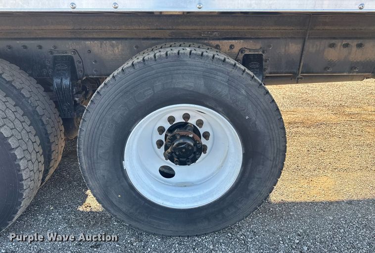 image for item EG2229 2006 Peterbilt 335 box truck