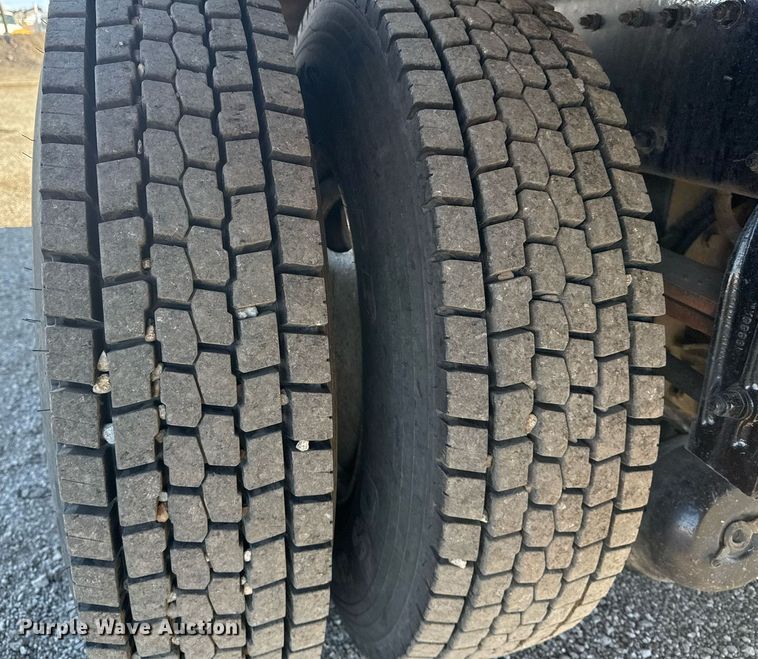 image for item EG2229 2006 Peterbilt 335 box truck