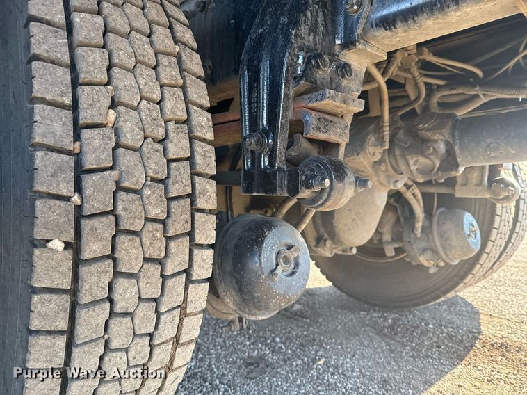 image for item EG2229 2006 Peterbilt 335 box truck