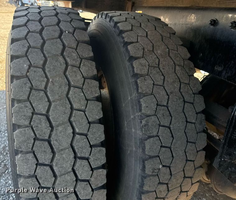 image for item EG2229 2006 Peterbilt 335 box truck