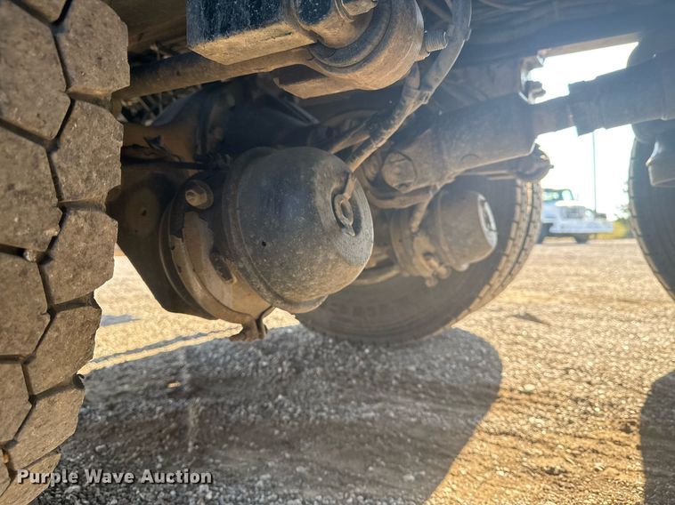 image for item EG2229 2006 Peterbilt 335 box truck