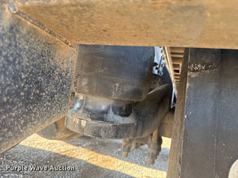 image for item EG2229 2006 Peterbilt 335 box truck