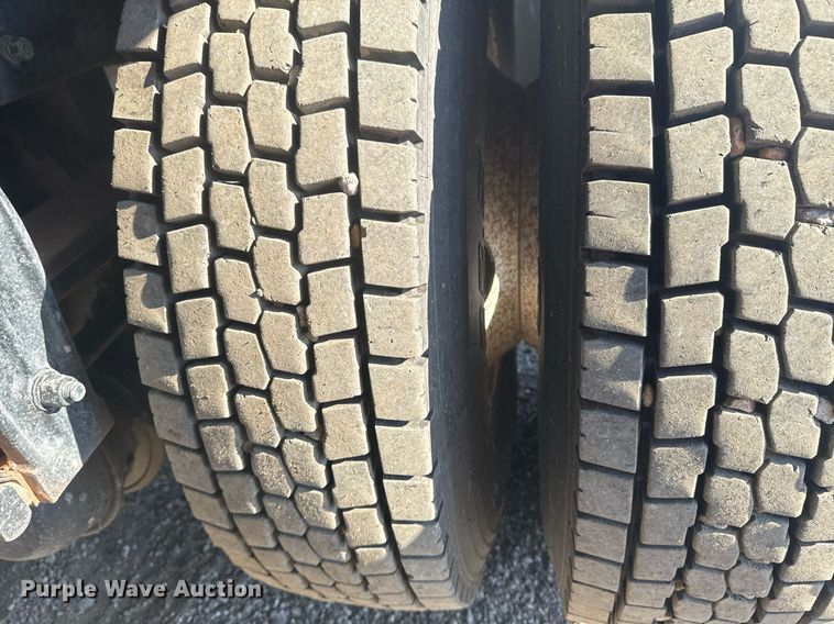 image for item EG2229 2006 Peterbilt 335 box truck