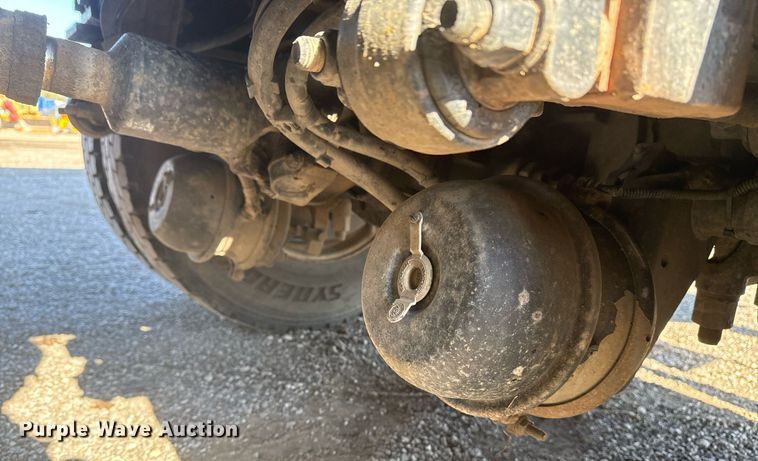 image for item EG2229 2006 Peterbilt 335 box truck