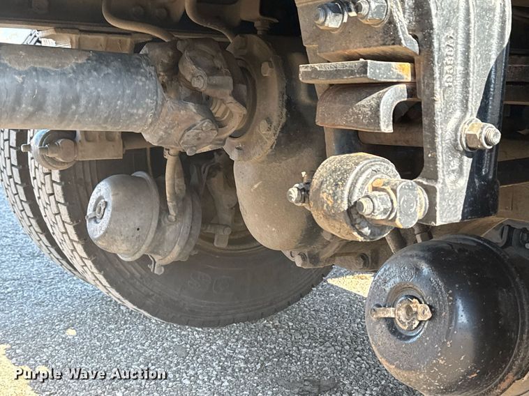 image for item EG2229 2006 Peterbilt 335 box truck