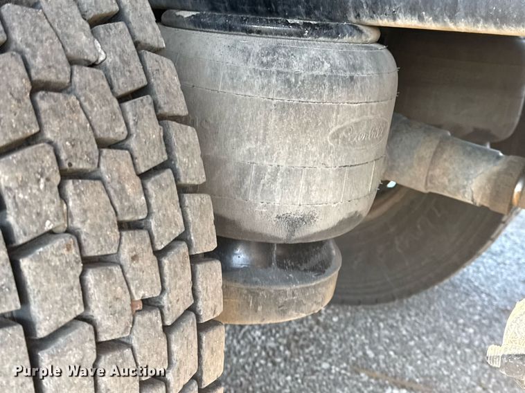 image for item EG2229 2006 Peterbilt 335 box truck