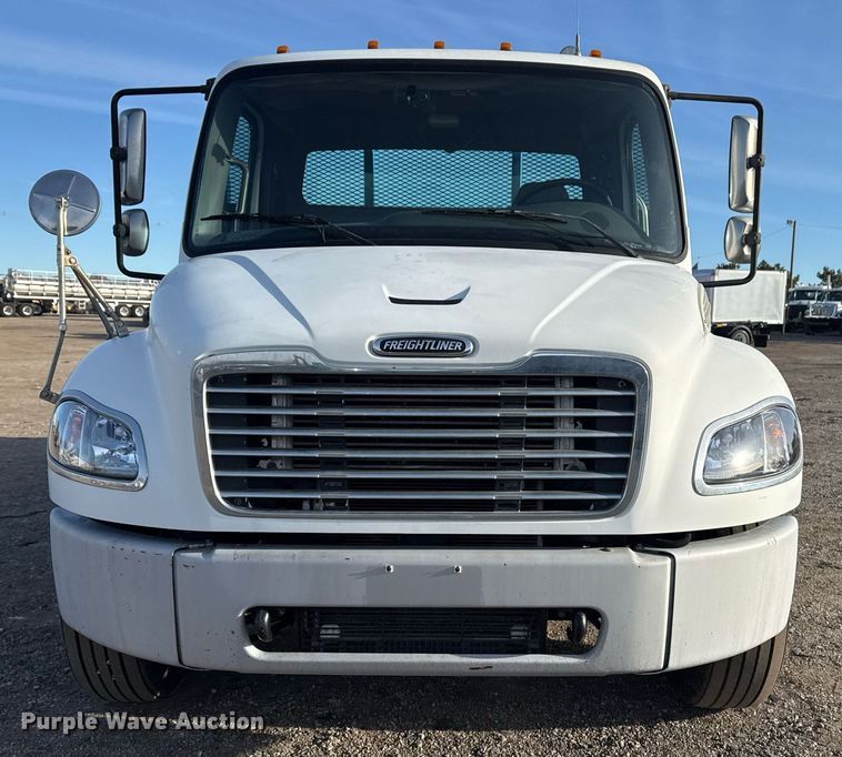 image for item EG2348 2004 Freightliner Business Class M2 flatbed truck