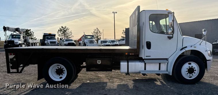 image for item EG2348 2004 Freightliner Business Class M2 flatbed truck