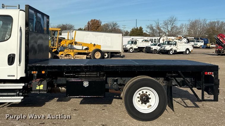 image for item EG2348 2004 Freightliner Business Class M2 flatbed truck