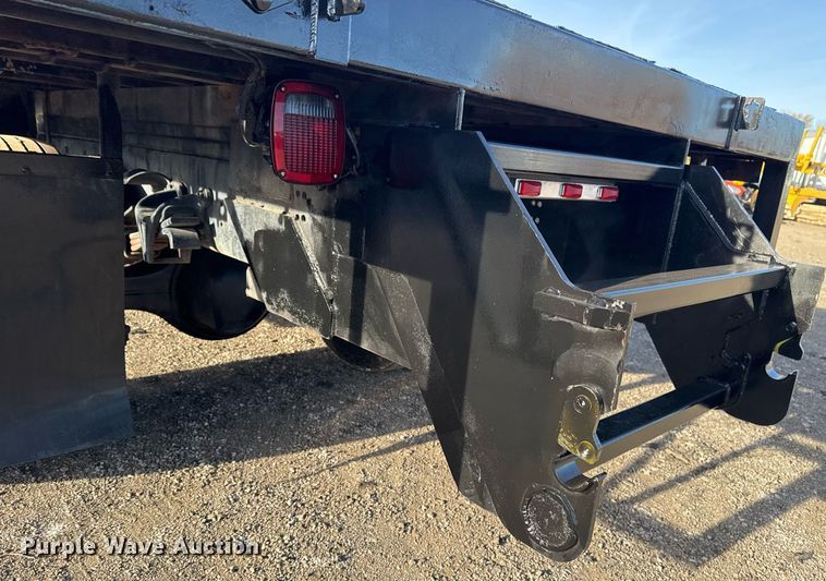 image for item EG2348 2004 Freightliner Business Class M2 flatbed truck