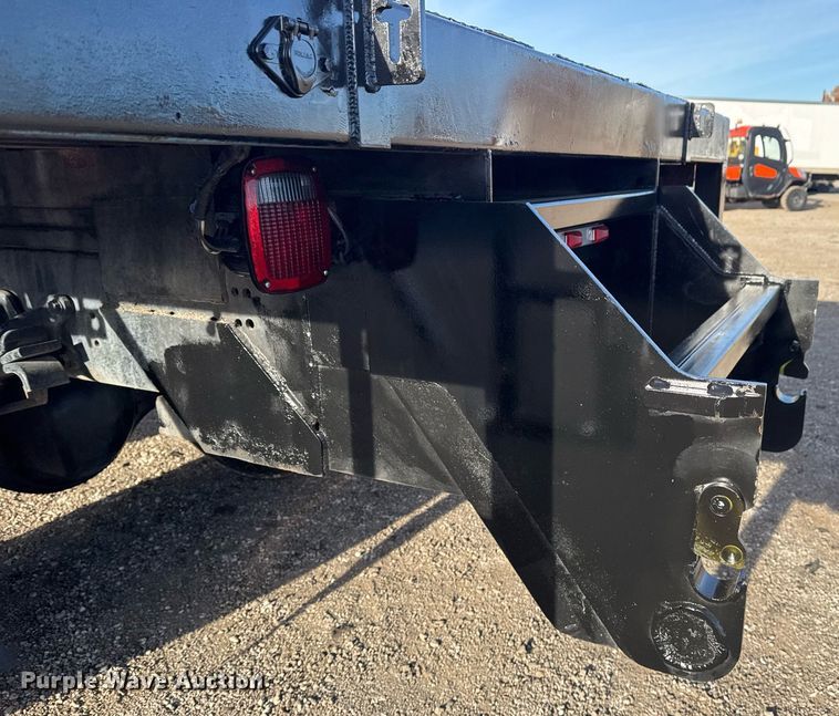 image for item EG2348 2004 Freightliner Business Class M2 flatbed truck